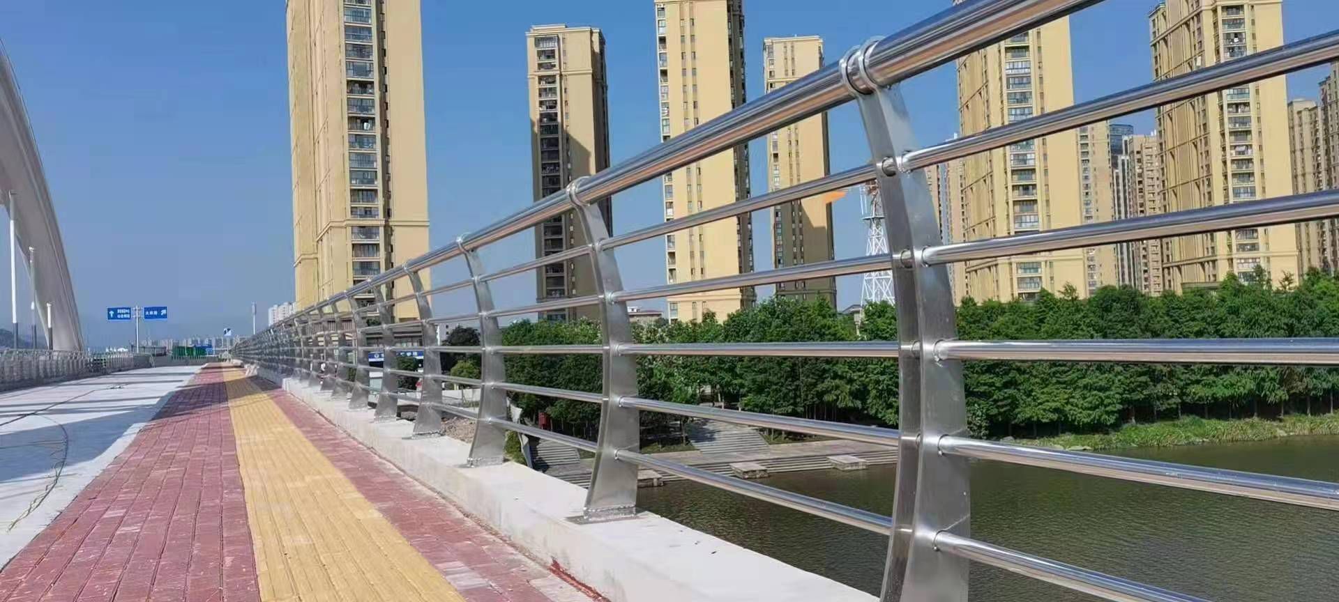 原平不銹鋼復(fù)合管護(hù)欄